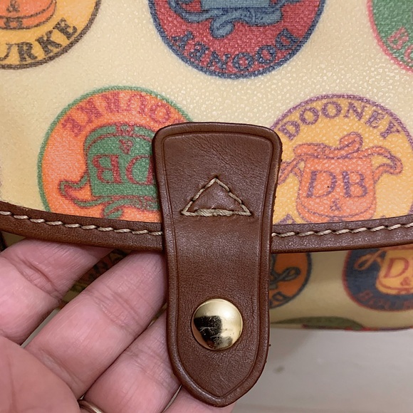 DOONEY & BOURKE Logo Medallion Crest Collection Wristlet Cream Brown Leather bag - Picture 4 of 13